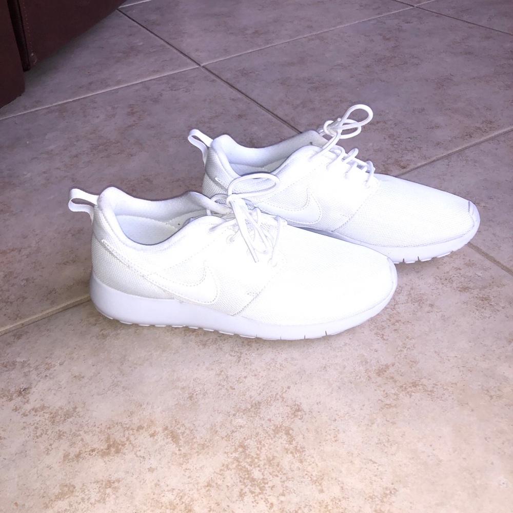 White Nike’s - Picture 1 of 4